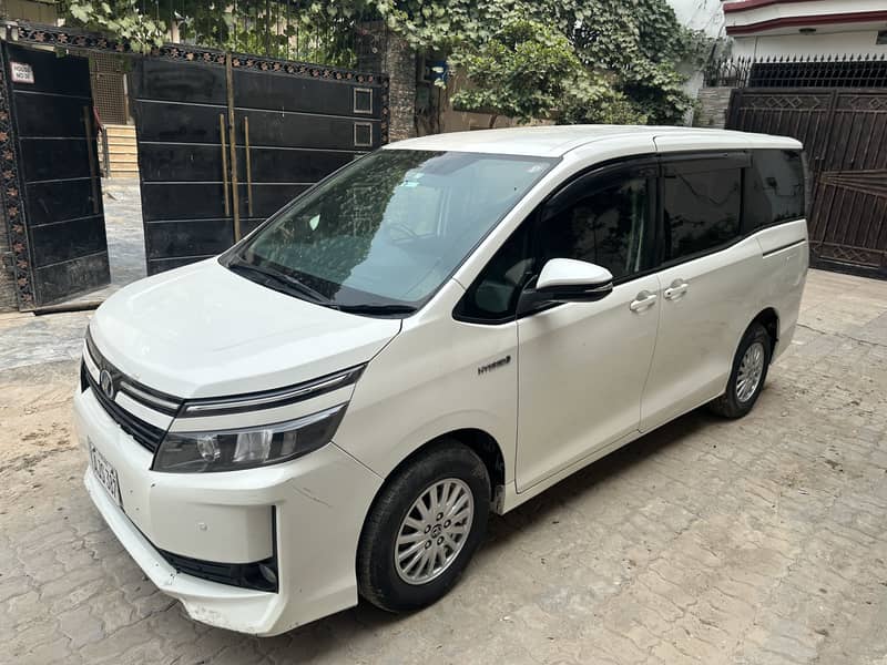 Toyota Voxy 2015 3