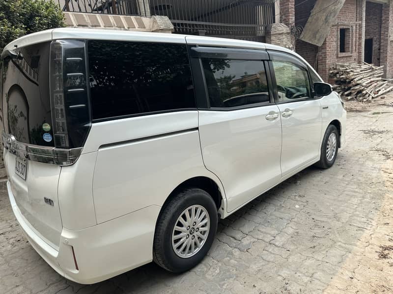 Toyota Voxy 2015 8