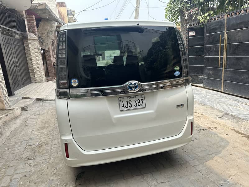 Toyota Voxy 2015 9