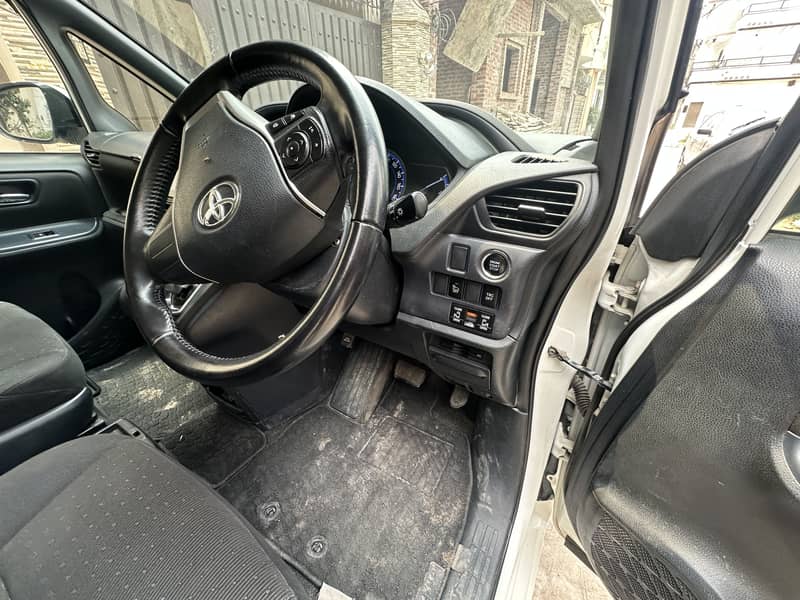 Toyota Voxy 2015 11