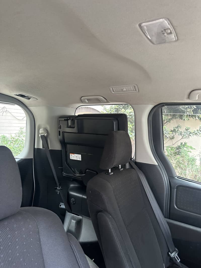 Toyota Voxy 2015 13