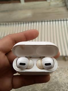 Airpord apple k hain, Orignal wale nhe hain mgr achy hain