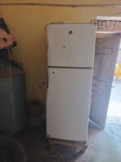 Purani frig ha cooling theek krti ha Full size sirf 1 bar gas change h