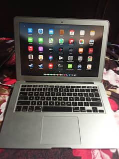 MacBook Air 2012 ( 13 Inch Core i7 8 GB RAM 250 GB SSD )