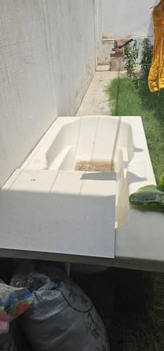 Bath tub