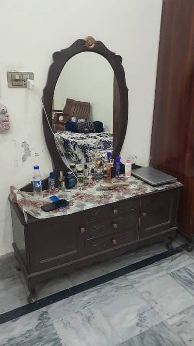 dressing table wodden good condition