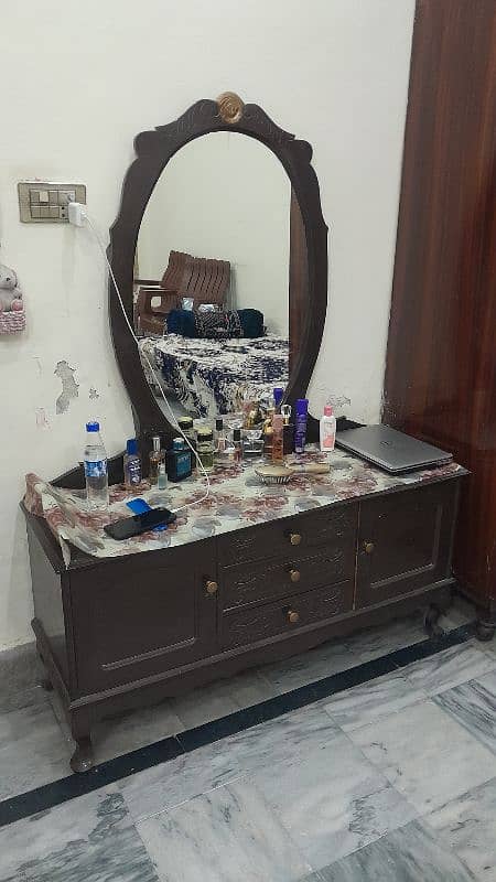 dressing table wodden good condition 0