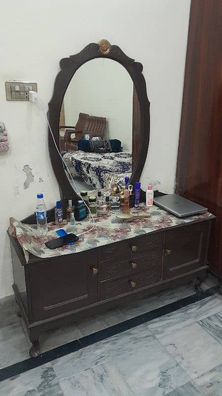 dressing table wodden good condition 1