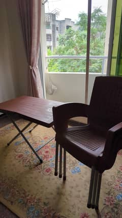 Plastic Chairs & Table ~ 6/10 condition