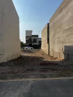 85 feet Road plot 10 marla plot for sale in park view city Lahore