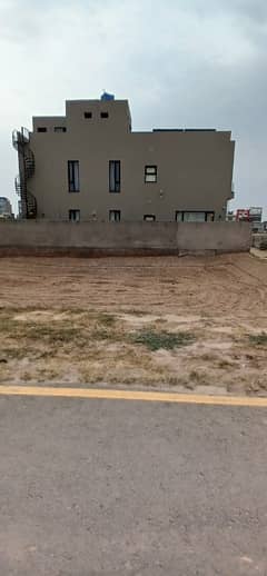10 marla plot for sale in park view city Lahore