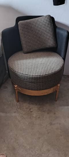 2 chairs candtion good