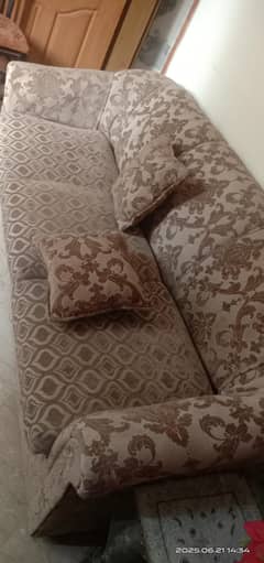 5 seater used sofa set in good condition urgent sale. .