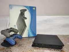 Ps4 Console 500 GB with 2 controllers and Controller Stand