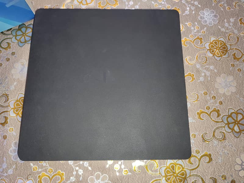Ps4 Console 500 GB with 2 controllers and Controller Stand 1