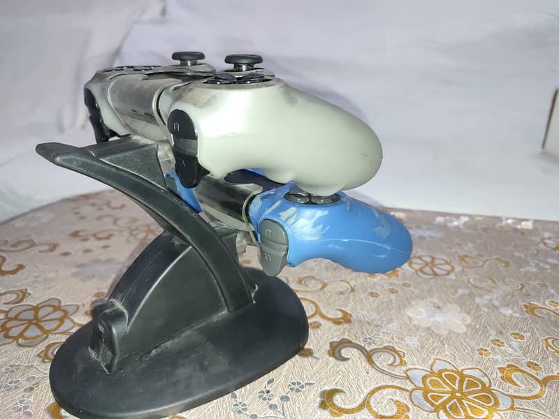 Ps4 Console 500 GB with 2 controllers and Controller Stand 3