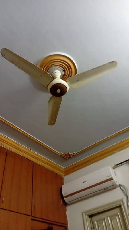 Ceiling fan in running condition 0