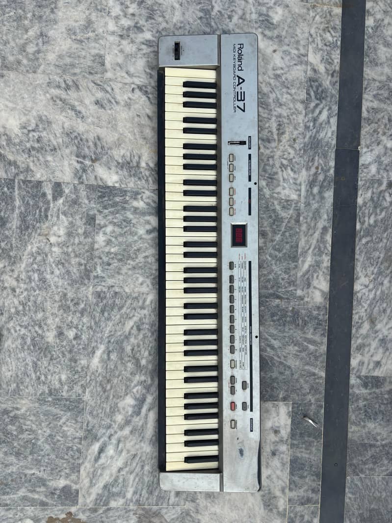 Roland A-37 MIDI Keyboard Controller 0