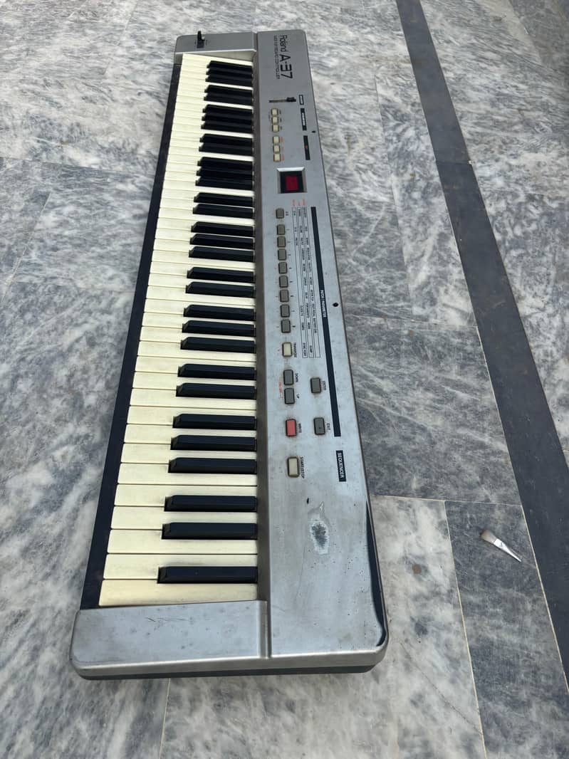 Roland A-37 MIDI Keyboard Controller 2
