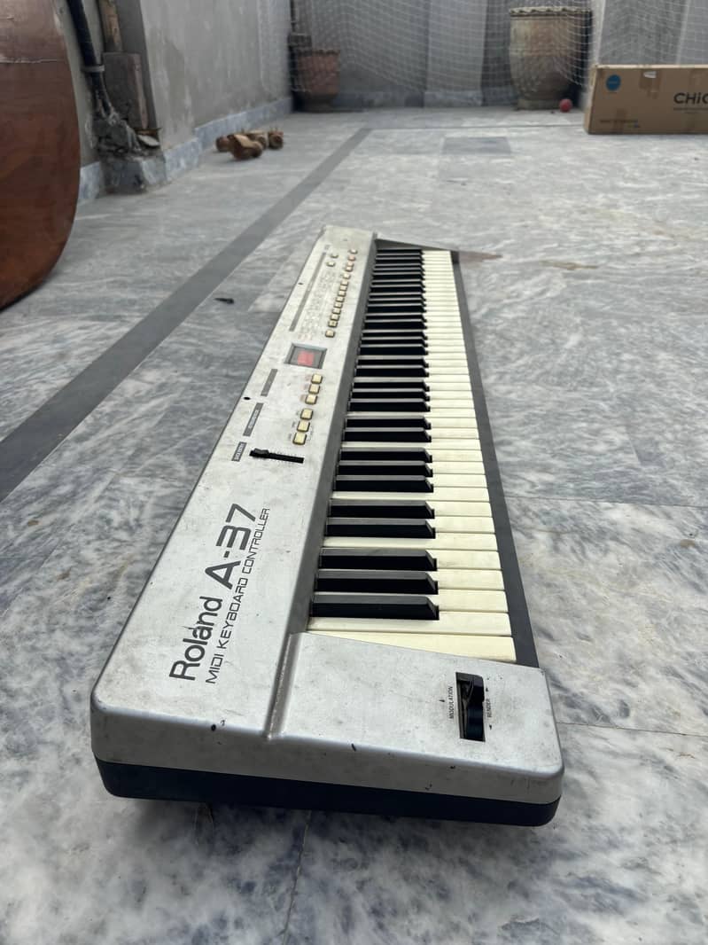 Roland A-37 MIDI Keyboard Controller 4
