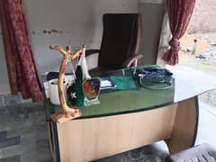 sale one office table one boss chair and 6 plastic normal chir