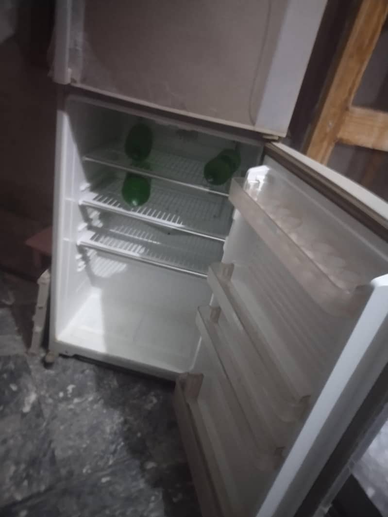 large size refrigerator with first class cooling 10/10  condition 2