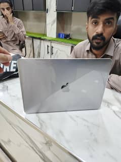 MacBook pro 10/10 condition 2017 13 inch