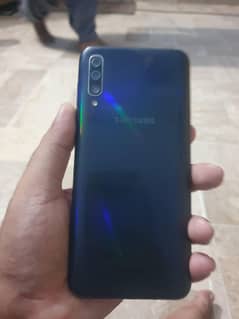 selling samsung A50 4/128 phone 03102883608