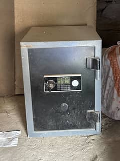 locker for sall just a few month use everything available 6 keys aval