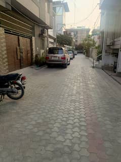 4 cor. 10 lac. 1 floor hassan center 4 bed dd flat sale lift available boundry Waal project own car parking. Iftikhar estate. Gulshan block 16