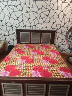 Queen size bed with oversized mattress or no mattress