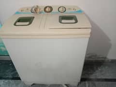 urgent sale kern ha washer and dryer bot acha chalta ha koi falt ni ha
