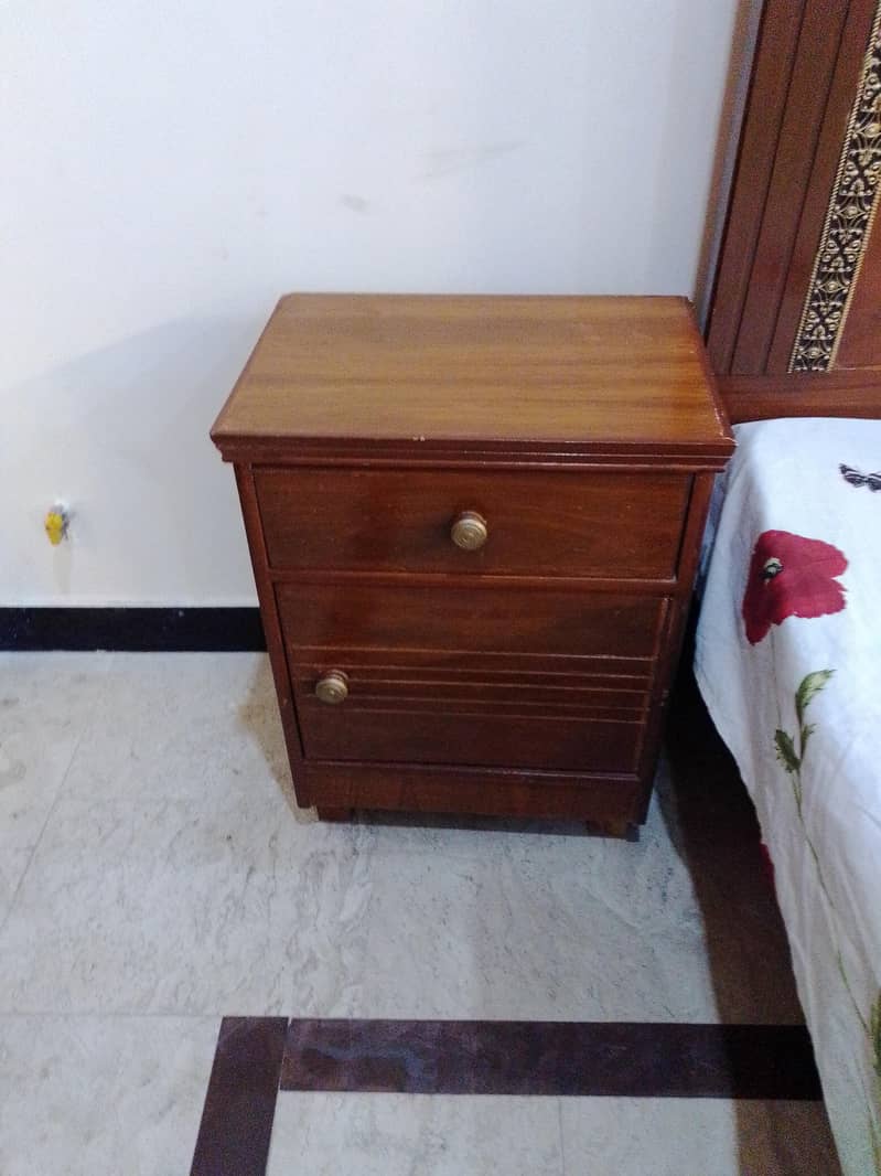 King Size Bed with side tables & dressing Table 1