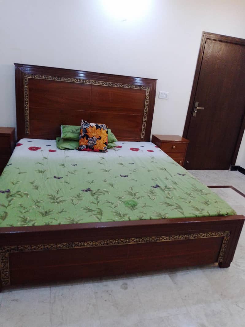 King Size Bed with side tables & dressing Table 4