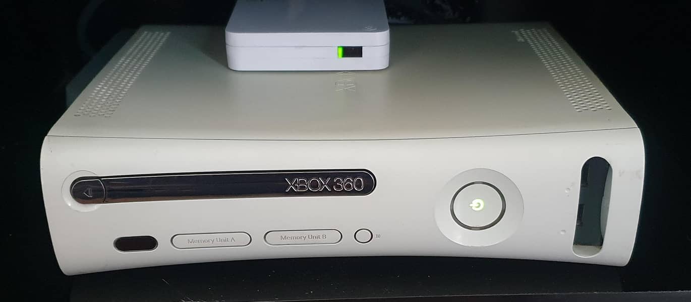Xbox 360 with 2 x original wireless controllers and Bundle of Game CDs 0