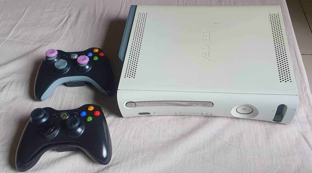 Xbox 360 with 2 x original wireless controllers and Bundle of Game CDs 1
