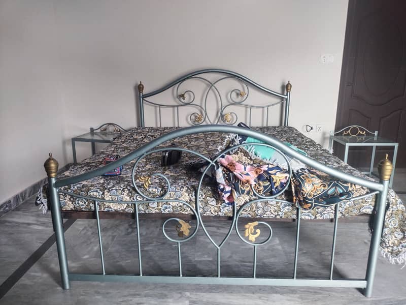 Iron bed with side table dressing without matrix 0