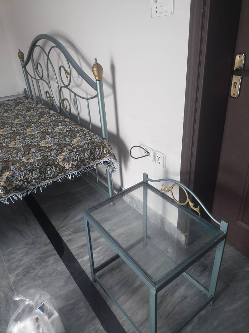 Iron bed with side table dressing without matrix 2