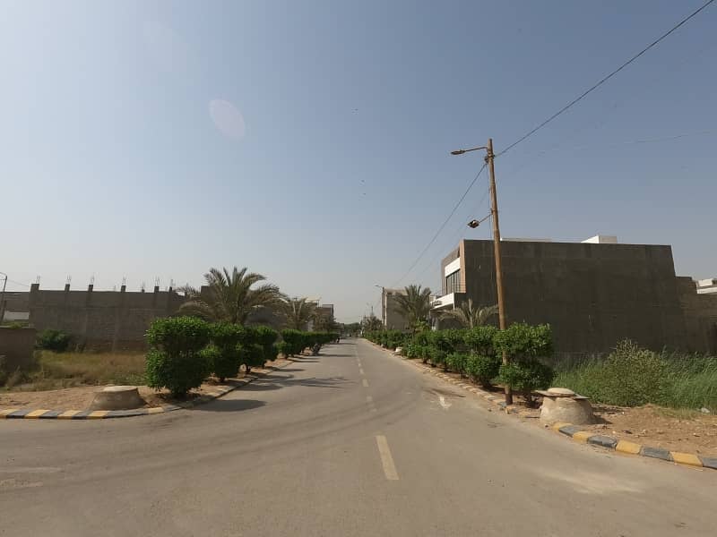 200 SQUARE YARD PLOT AVAILABLE FOR SALE IN PRIME LOCATION 11