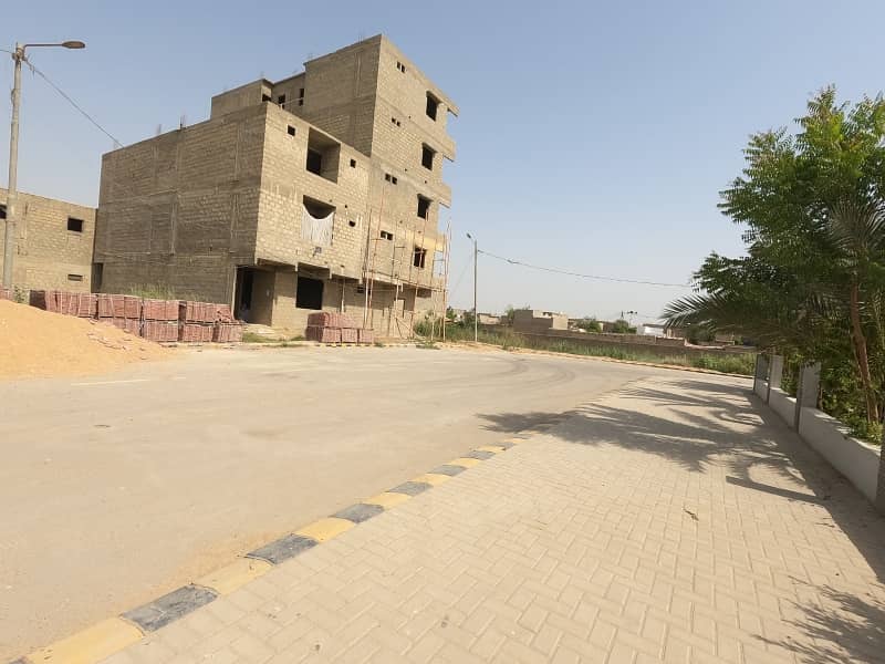 200 SQUARE YARD PLOT AVAILABLE FOR SALE IN PRIME LOCATION 13