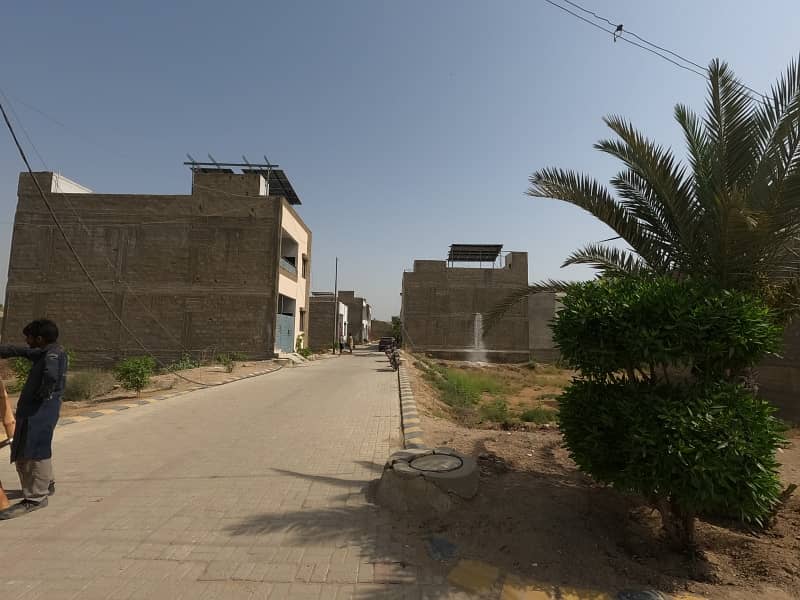 200 SQUARE YARD PLOT AVAILABLE FOR SALE IN PRIME LOCATION 16