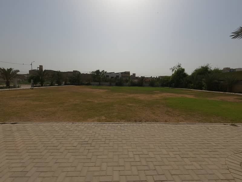200 SQUARE YARD PLOT AVAILABLE FOR SALE IN PRIME LOCATION 18