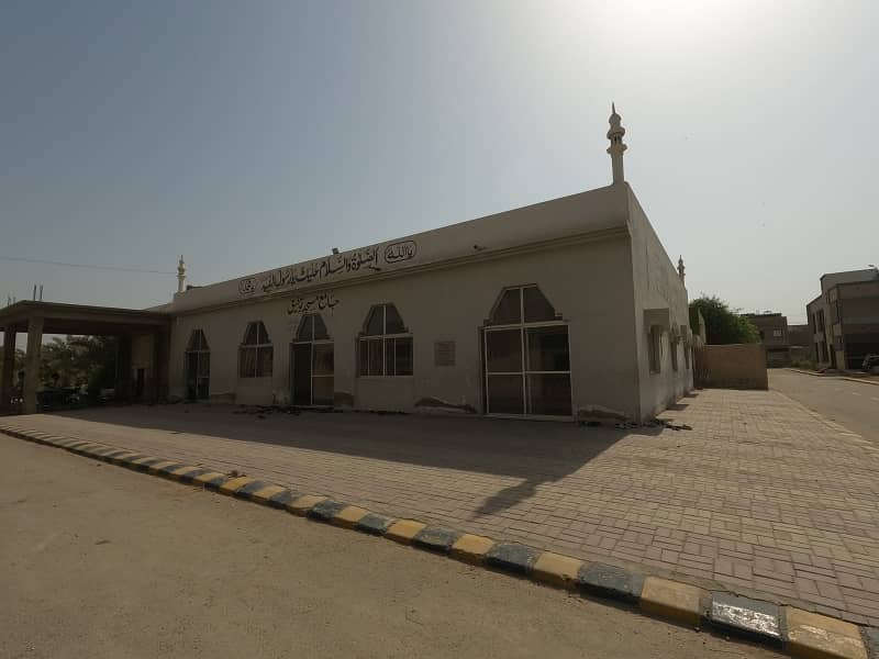 200 SQUARE YARD PLOT AVAILABLE FOR SALE IN PRIME LOCATION 22