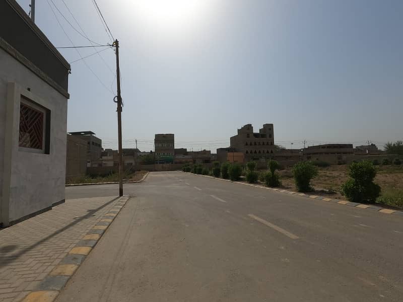 200 SQUARE YARD PLOT AVAILABLE FOR SALE IN PRIME LOCATION 29