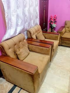 5 seater sofa set with beautiful sheesham handles.