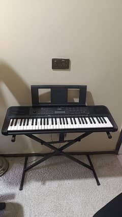 Yamaha PSR E273 Piano like New condition original box, adapter, stand