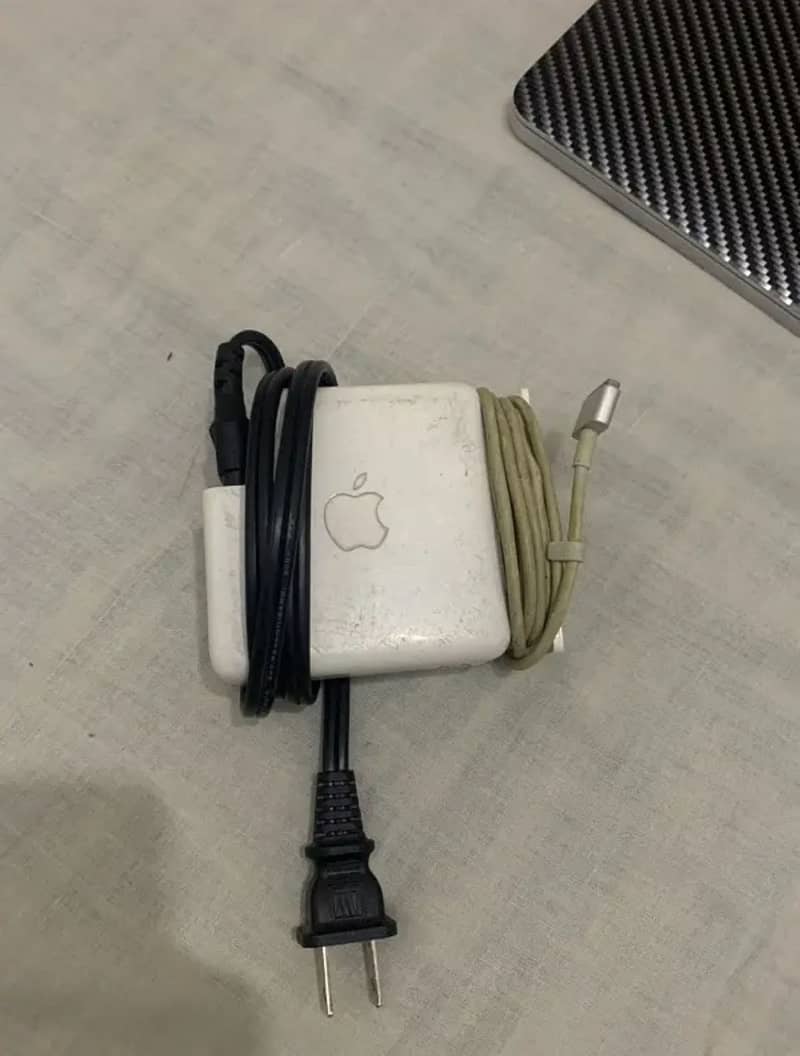 MACBOOK 2015 15” i7 16/256 with 2gb dedicated graphic card 3
