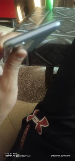 vivo y20 4/64 good condition all ok pta approved minor sy glass crack