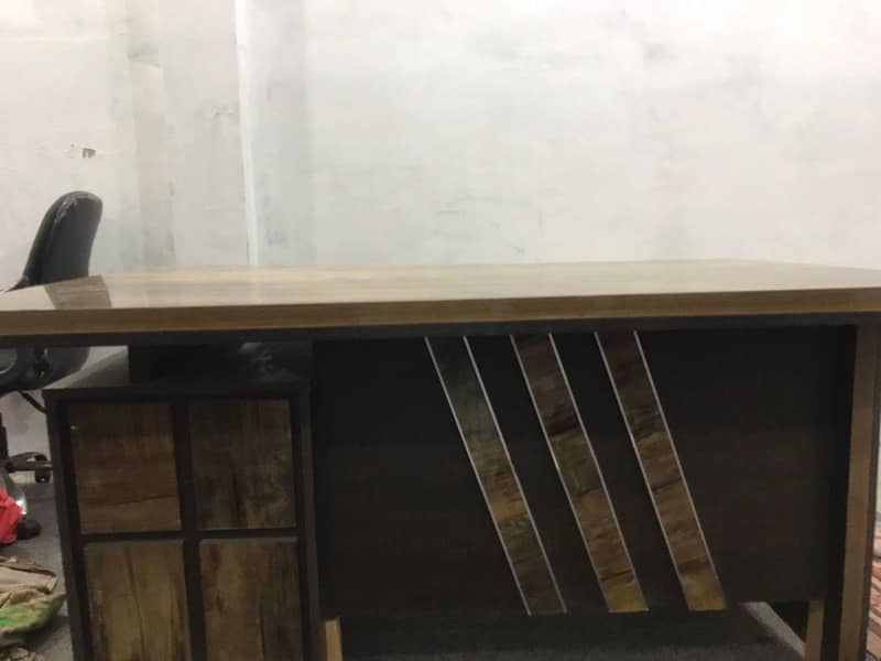 set of 4 chairs and a set of 2 tables 0