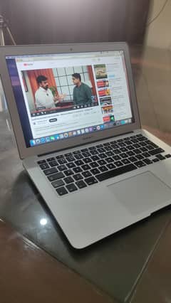 Apple MacBook air 2014 display 13.3 ram 8gb rom 128 gb